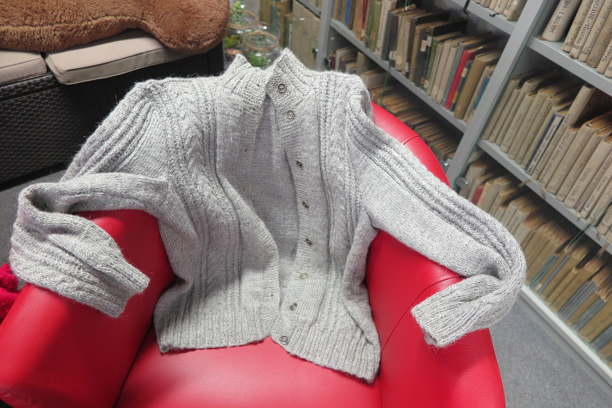 wykonany na drutach sweter