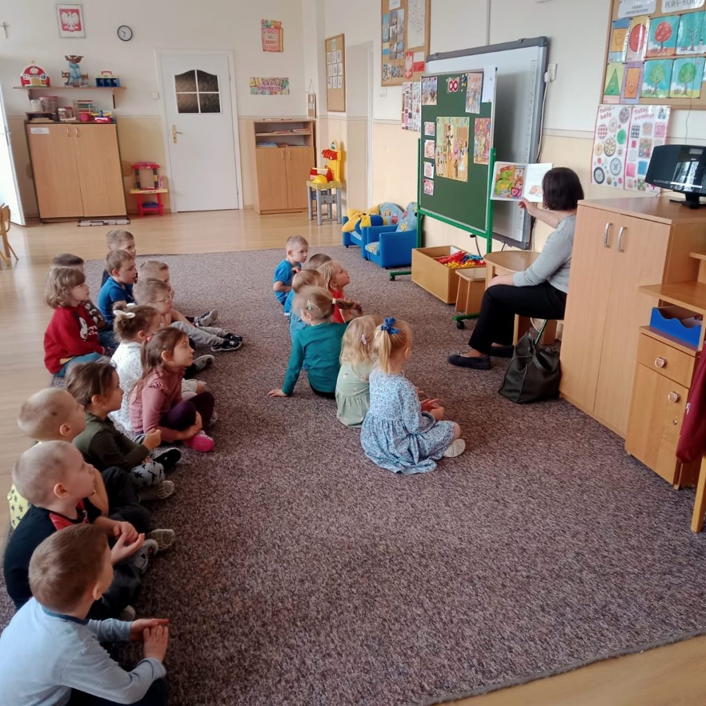 bibliotekarka w przedszkolu nr 1 czyta dzieciom