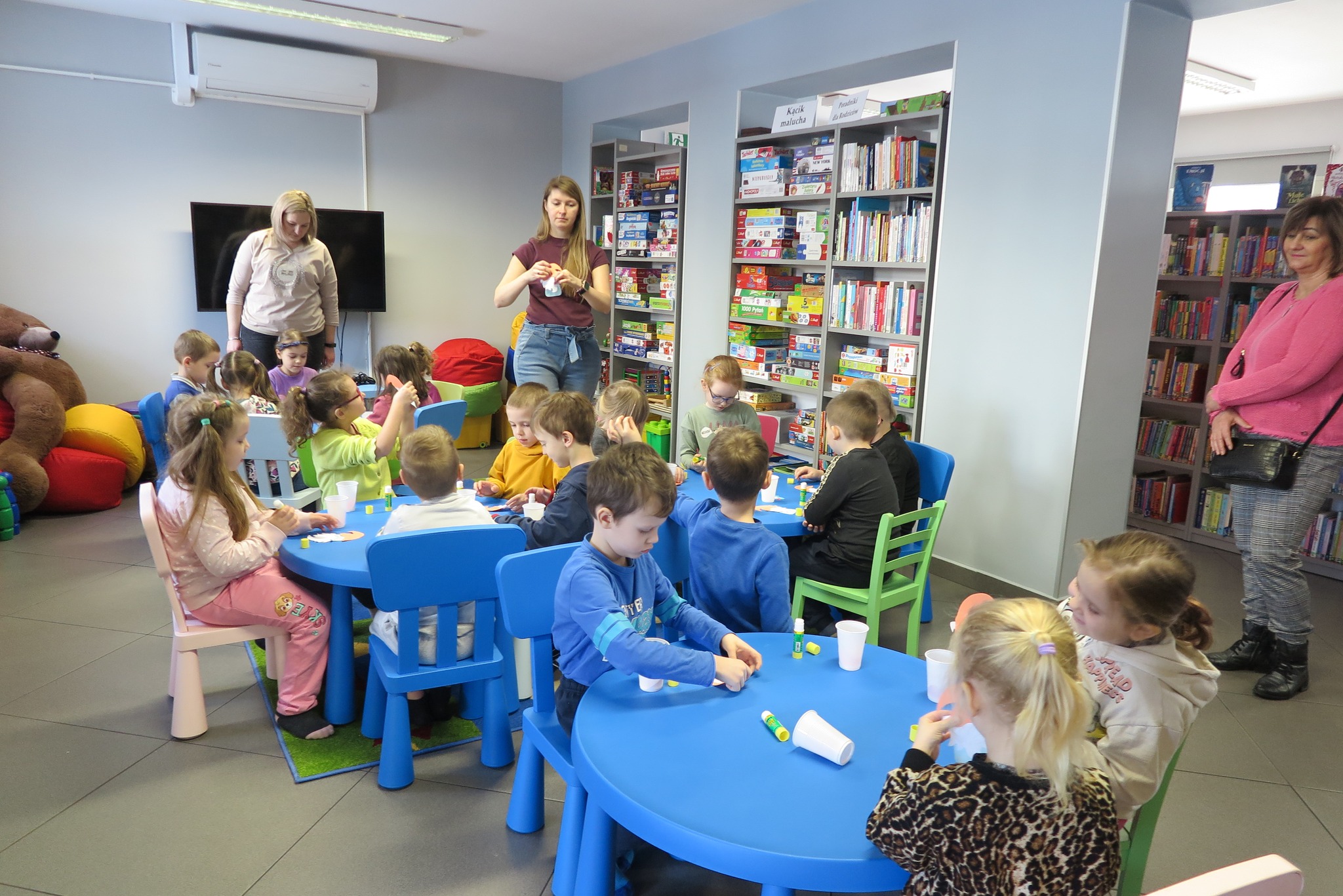 dzieci z przedszkola nr 3 podczas lekcji bibliotecznej w oddziale dla dzieci, warsztaty plastyczne