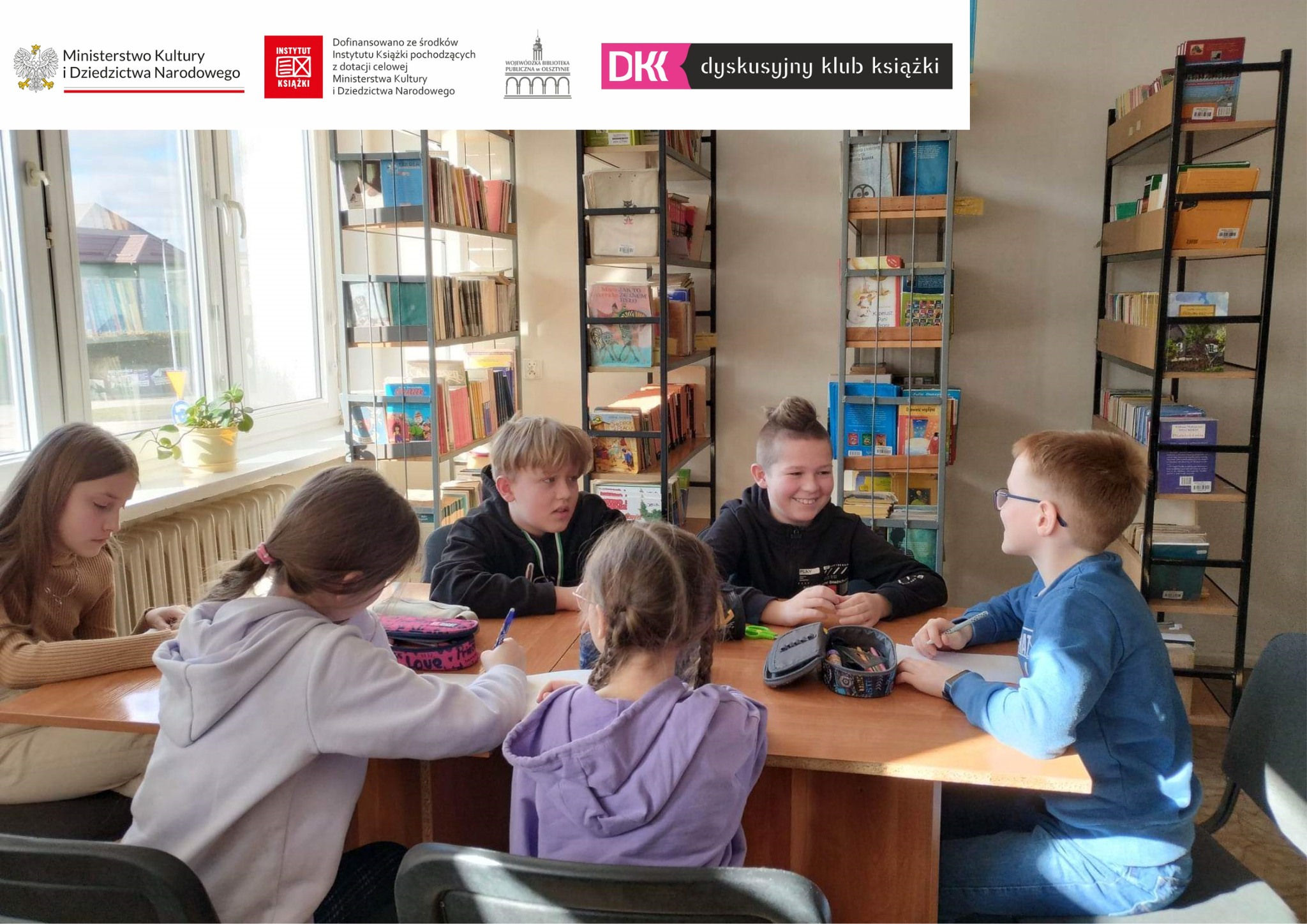 uczniowie z klubu DKK SP4 piszą opracowanie z omawianej książki