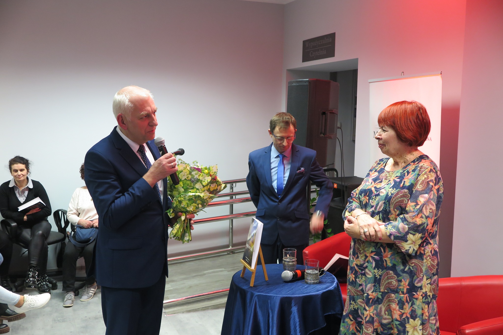 Burmistrz wręcza kwiaty Elżbiecie zakrzewskiej