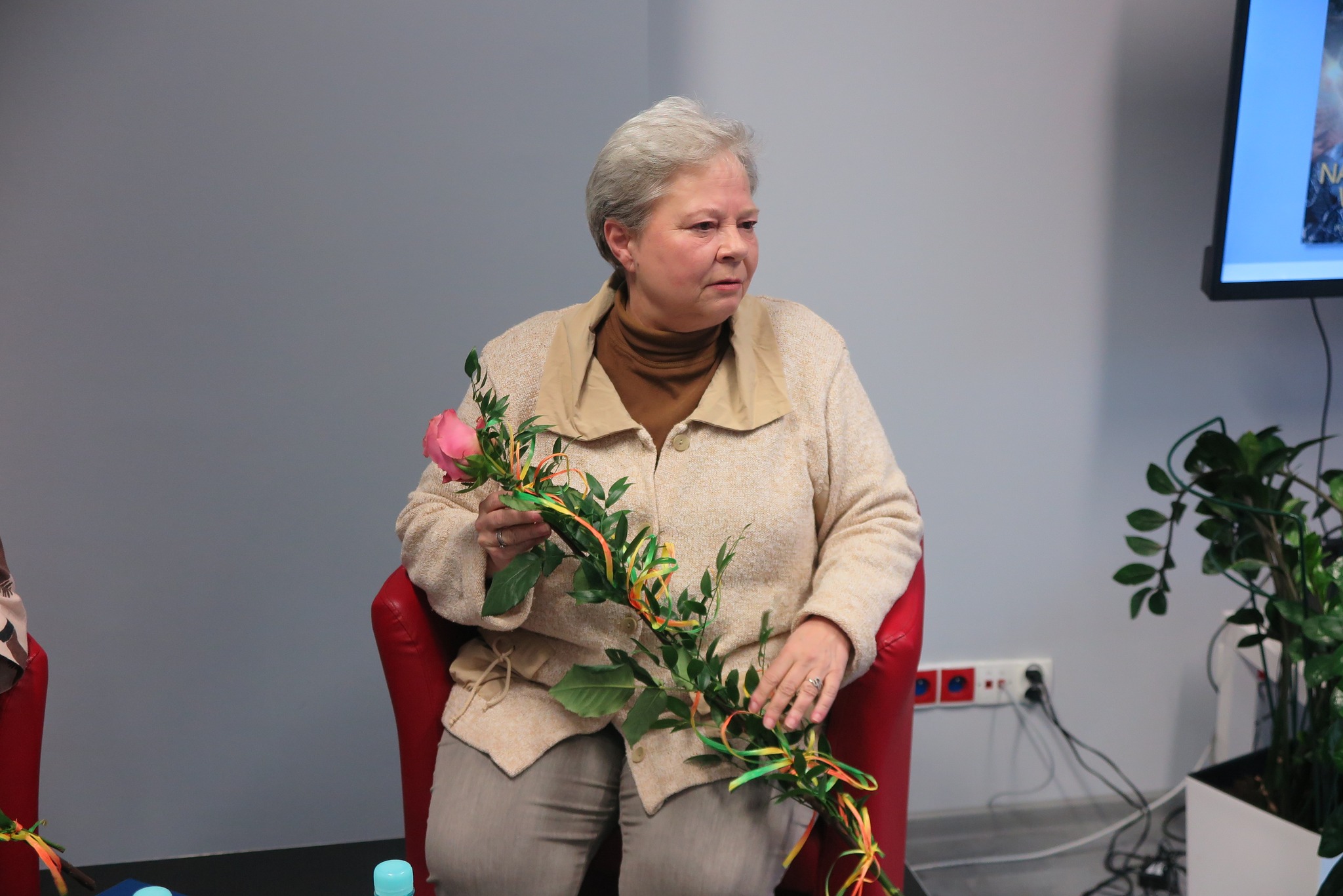 Joanna Żamejć trzyma kwiaty