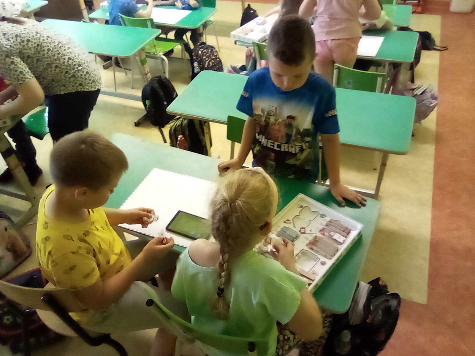 uczniowie Zespołu Szkół nr 2 w Narzymiu uczestniczą w zajęciach z wykorzystaniem gry edukacyjnej Scottie Go!