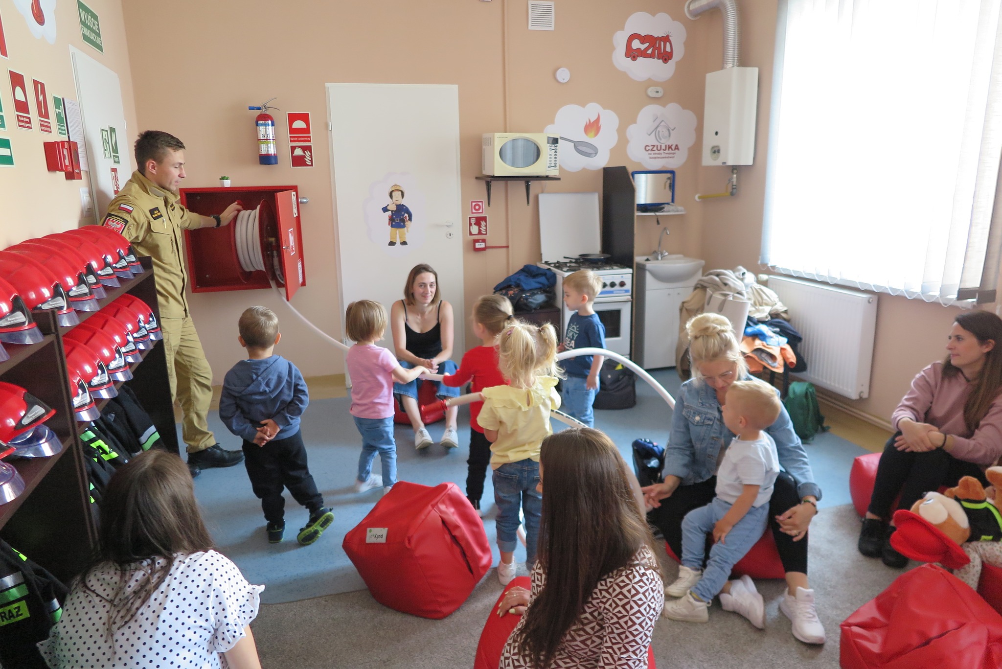dzieci z klubu malucha z rodzicami z wizytą w Powiatowej Straży Pożarnej w Działdowie