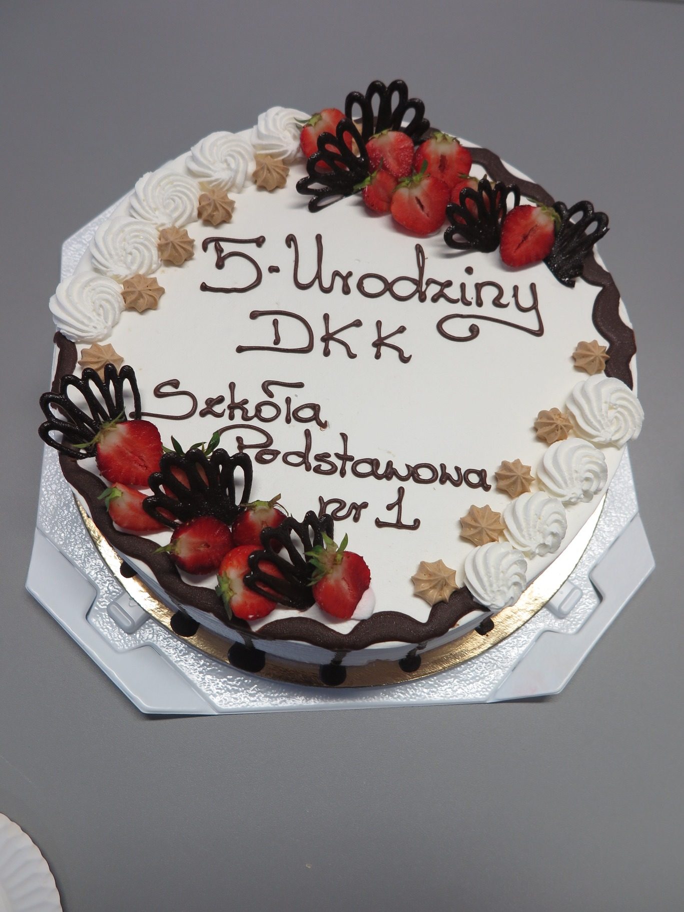 tort z napisem 5 lat DKK SP1