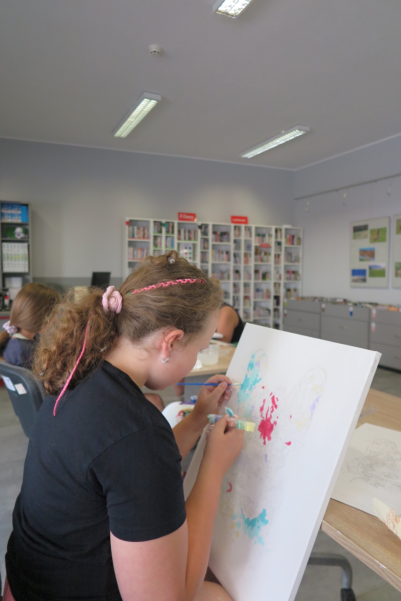 zajęcia plastyczne dla dzieci — malowanie po numerkach w ramach projektu Uwaga: Wakacje!