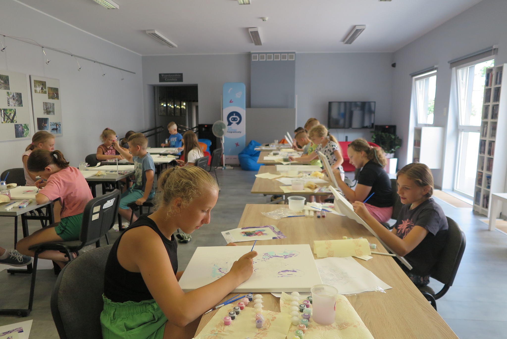 zajęcia plastyczne dla dzieci — malowanie po numerkach w ramach projektu Uwaga: Wakacje!