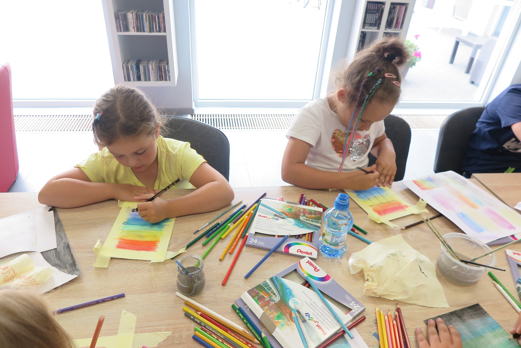 Warsztaty plastyczne dla dzieci z malowania kredkami akwarelowymi w ramach projektu Uwaga: Wakacje!