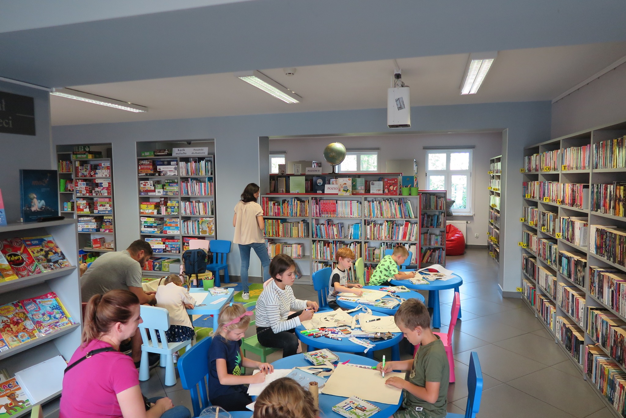Dzieci uczestniczą w warsztacie plastycznym z malowania bawełnianych toreb w ramach tygodnia Cittaslow