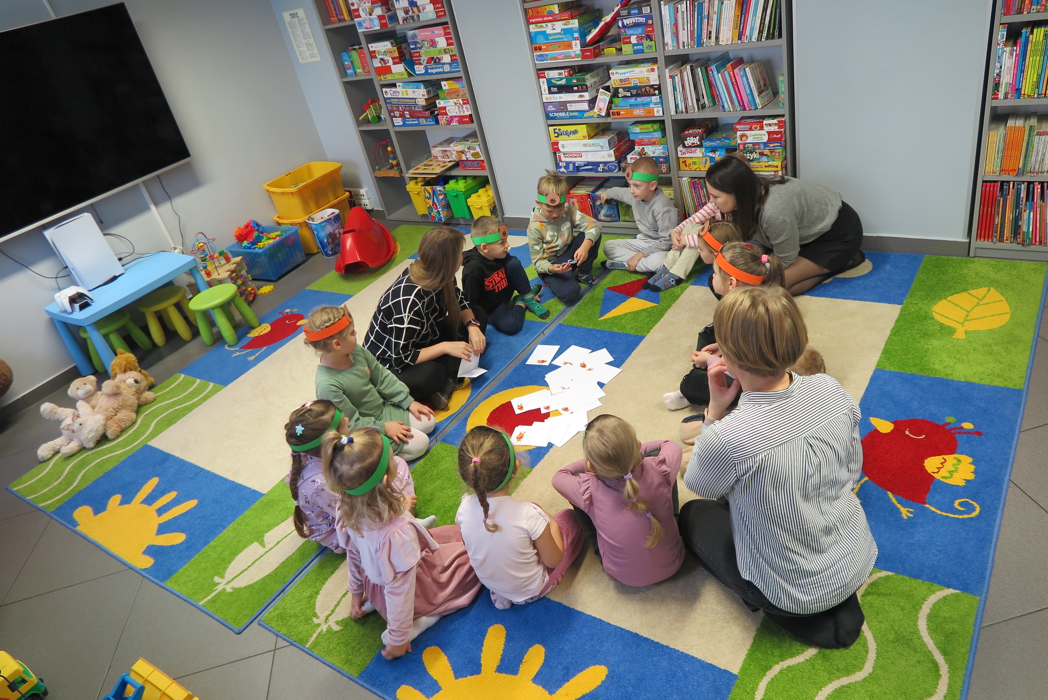 dzieci z grupy Minionki podczas lekcji bibliotecznej 
