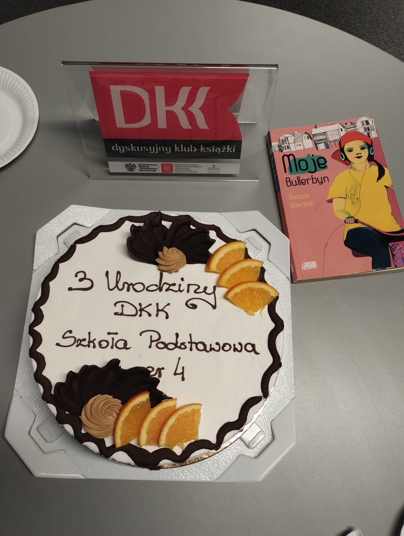 tort z napisem 3 urodziny DKK SP nr 4
