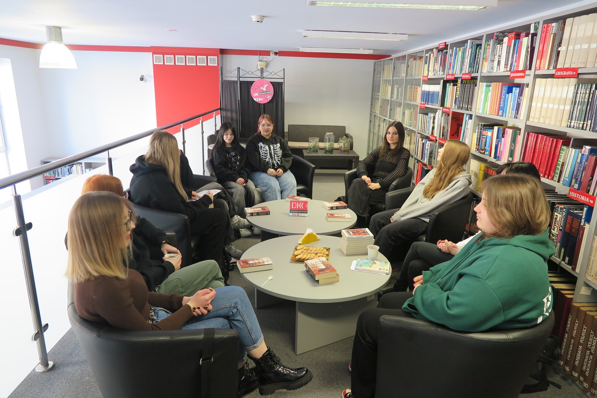 członkowie klubu DKK z malinowa podczas spotkania w bibliotece