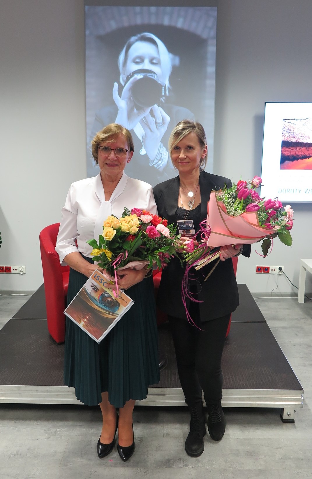 Krystyna Braun i Dorota Węgrzynowska z bukietami kwiatów