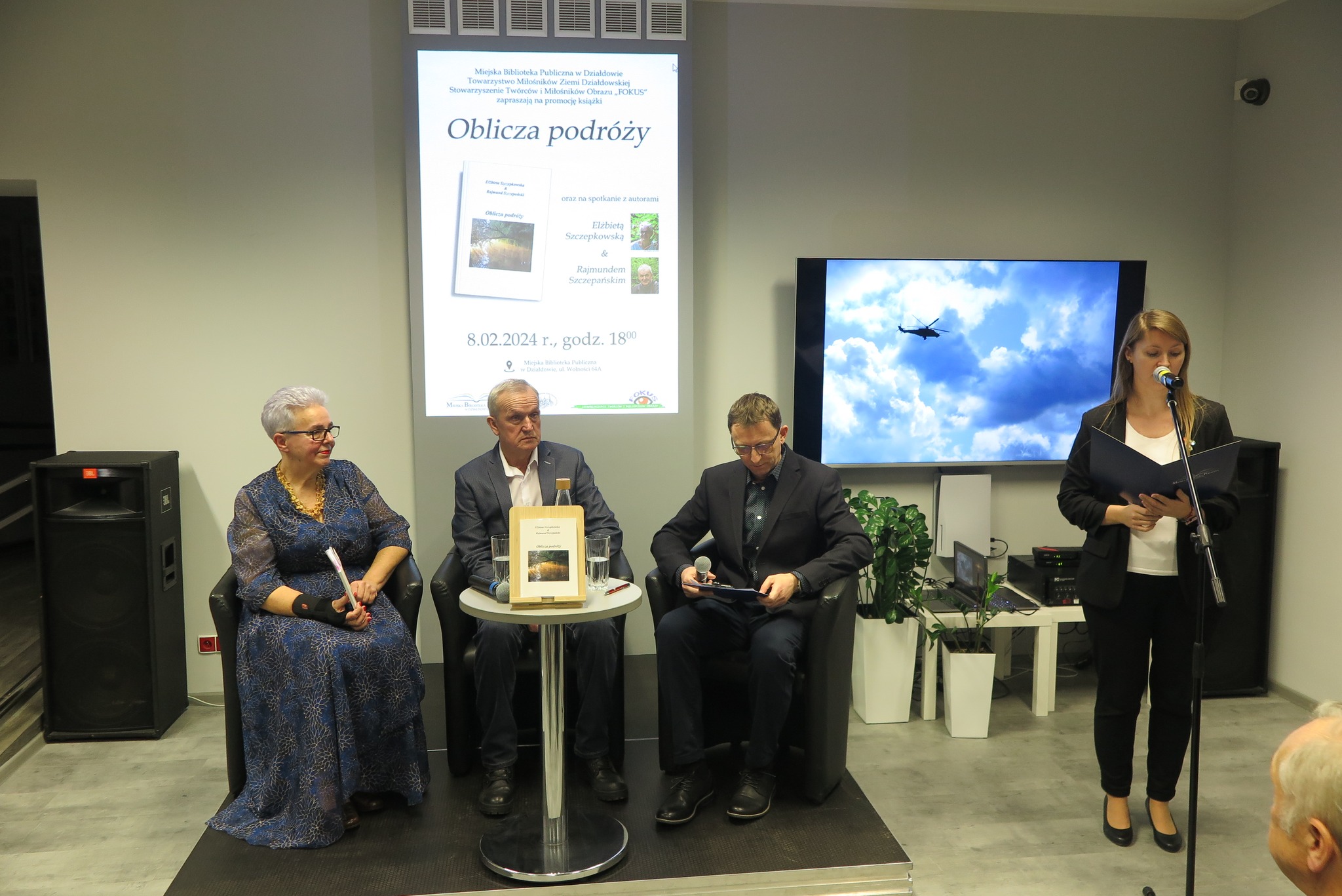 Piotr Kozikowski, Elżbieta Szczepkowska, Rajmund Szczepański podczas promocji książki, zapowiada Aleksandra Cybulska
