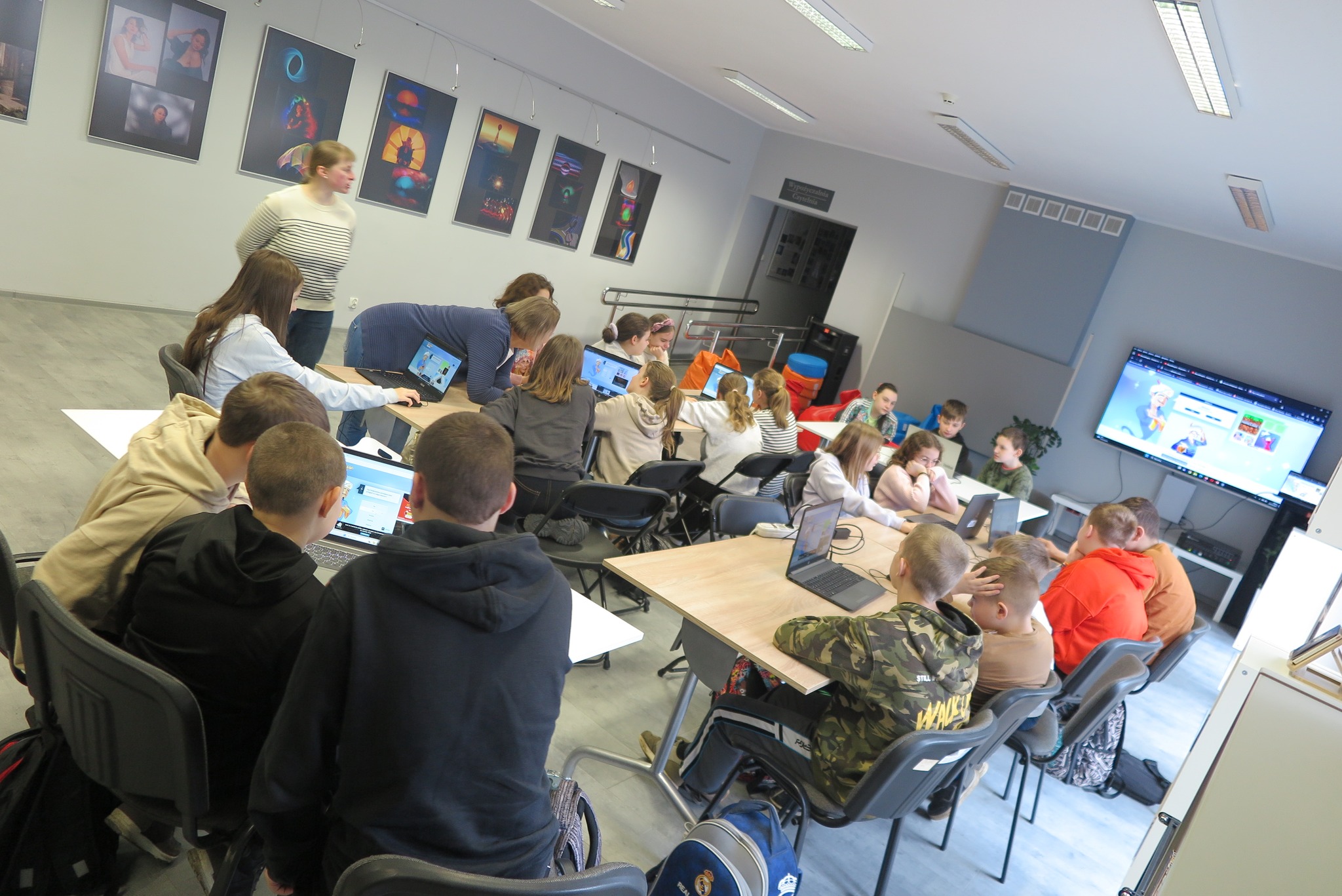 uczniowie klas IV, V i VI ze Szkoła Podstawowa w Petrykozach uczą się na temat sztucznej inteligencji