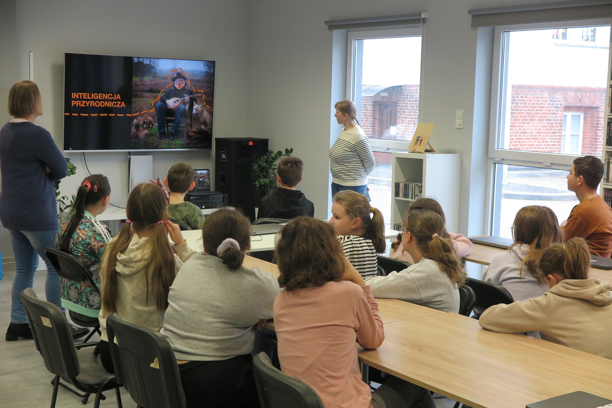 uczniowie klas IV, V i VI ze Szkoła Podstawowa w Petrykozach oglądają prezentację na temat sztucznej inteligencji