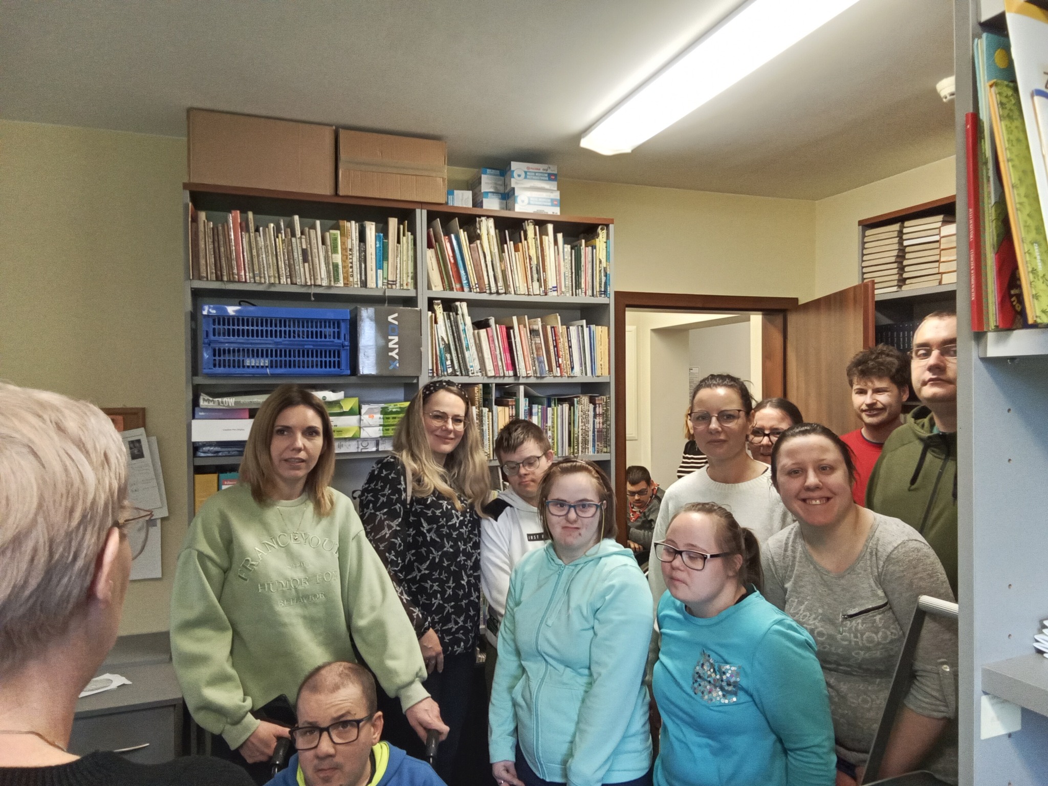 Uczestnicy Programu „Rehabilitacja 25+”  biorą udział w lekcji bibliotecznej — gromadzenie